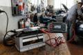 Caricatore lento e caricatore veloce per batterie per auto: confronto